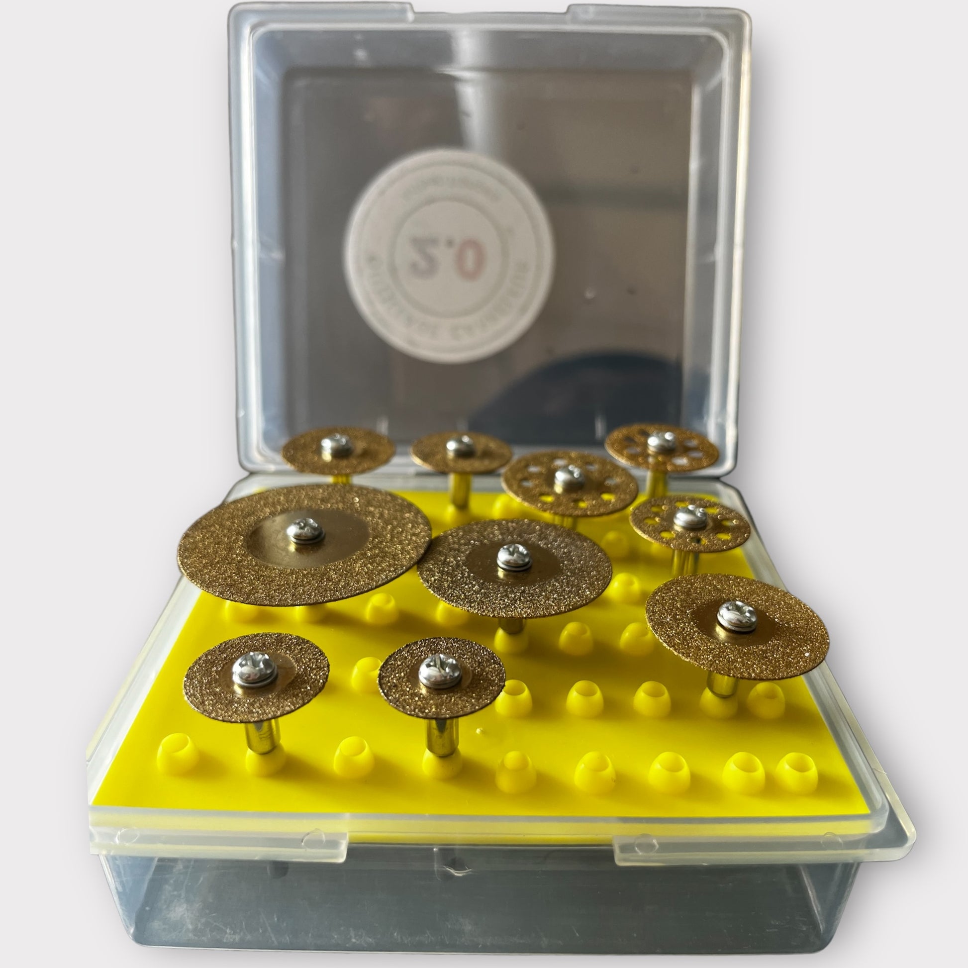 Boîte transparente contenant 10 mini disques diamantés or pour découpe de carrelage et faïence