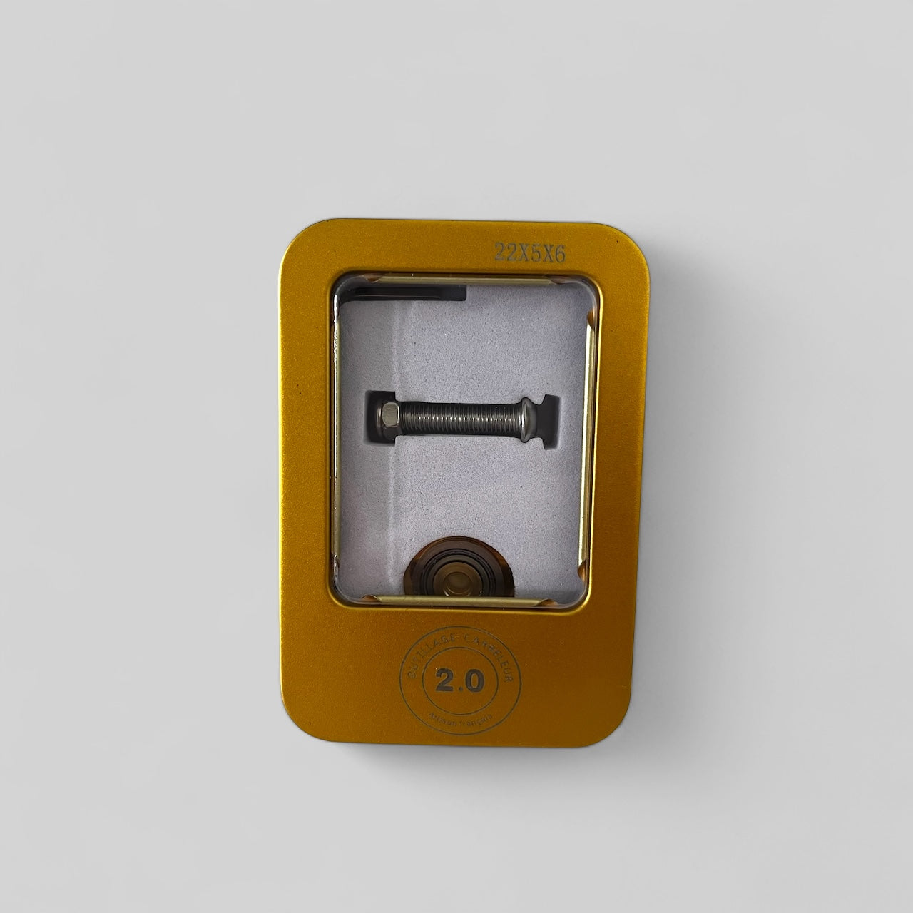 molette coupe-carrelage carbure dorée gros plan