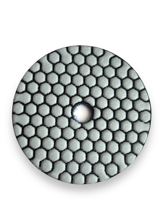 Zoom sur la structure nid d’abeille du disque diamant grain 50

